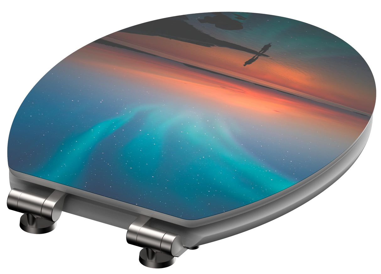 Högblank mönstrad toalettsits universal med trĂ€kĂ€rna - BĂTTRE. CC-mĂ„tt: 130-185mm LĂ€ngd: 425-475mm Bredd: 370mm.