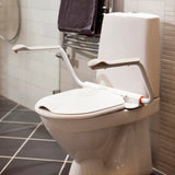 WC-istuin käsinojilla